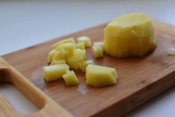 Clean Cutted Sliced Potatoes Wooden Board Ready Cooked Marco Close — Stock Photo, Image