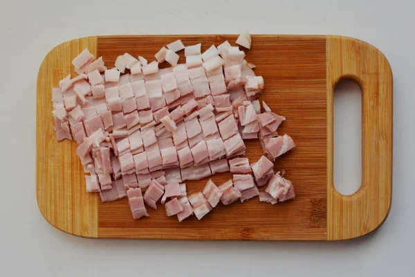 Tranches Bacon Frais Coupées Sur Une Planche Bois Macro Isolé — Photo