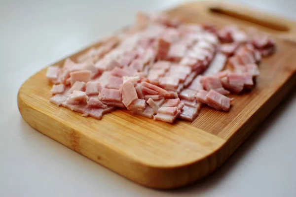 Cortado Rodajas Tocino Fresco Una Tabla Madera Macro Aislado Primer —  Fotos de Stock