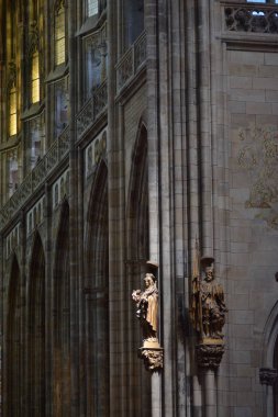 Prag, Çek Cumhuriyeti - 24 Temmuz 2018: St. Vitus Katedrali'nin içindeki ışıklı heykelin kontrast görünümü 