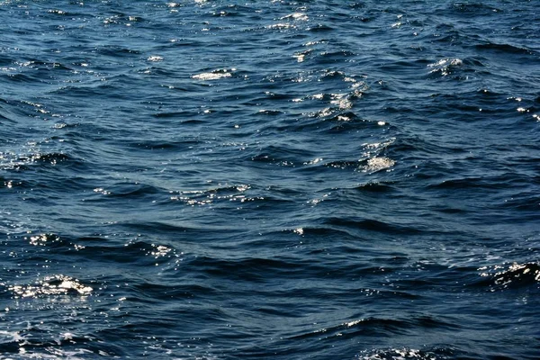 Abstrakte Textur Von Funkelnden Plätschernden Klaren Blauen Meereswasseroberfläche Mit Niedrigen — Stockfoto