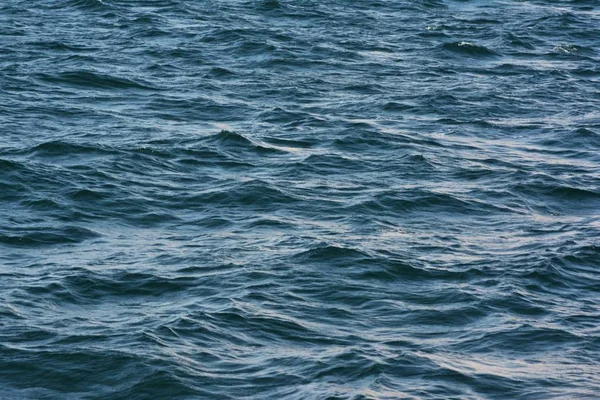 Abstrakcyjna Faktura Falującą Błękitną Powierzchnią Wody Oceanu Niskim Tle Fal — Zdjęcie stockowe
