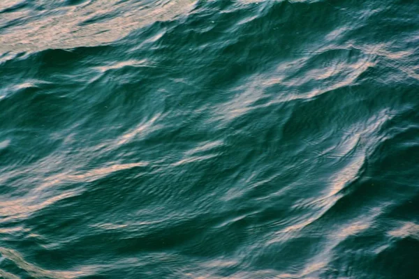 波涛汹涌的蓝色海水表面的抽象纹理 低波背景 具有浓郁的水彩 — 图库照片