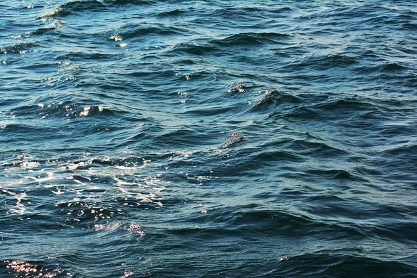 Absztrakt Textúrája Fodrozódó Tiszta Kék Óceán Víz Felszínén Alacsony Hullámok — Stock Fotó