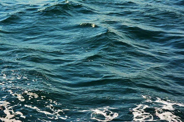 抽象纹理的波纹清澈的蓝色海水表面与低波亮点和海泡沫背景接近与丰富的水彩 — 图库照片