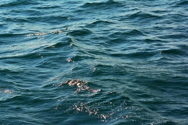 Düşük Dalgalar Ile Pırıl Pırıl Dalgalanan Berrak Mavi Okyanus Yüzeyinin — Stok fotoğraf