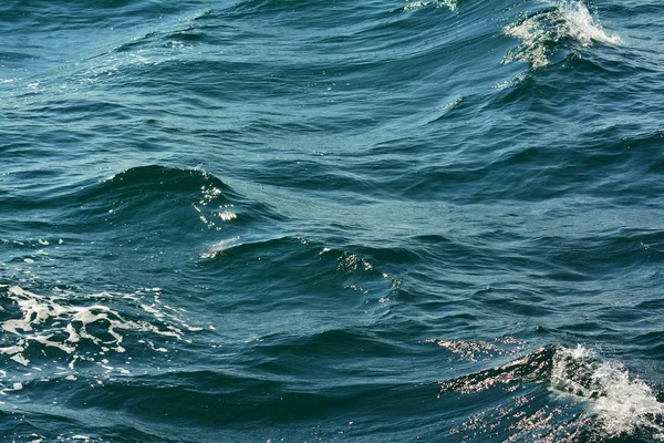 Abstrakte Textur Der Plätschernden Blauen Meeresoberfläche Mit Niedrigen Wellen Highlights — Stockfoto