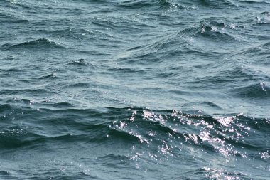 Düşük dalgalar ile dalgalanan berrak mavi okyanus su yüzeyinin soyut doku zengin su renkleri ile yakın arka plan vurgular