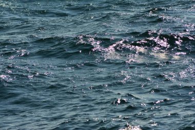 Düşük dalgalar ile dalgalanan berrak mavi okyanus su yüzeyinin soyut doku zengin su renkleri ile yakın arka plan vurgular