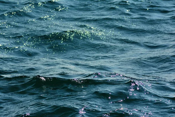 Abstrakte Textur Der Plätschernden Blauen Meeresoberfläche Mit Niedrigen Wellen Unterstreicht — Stockfoto