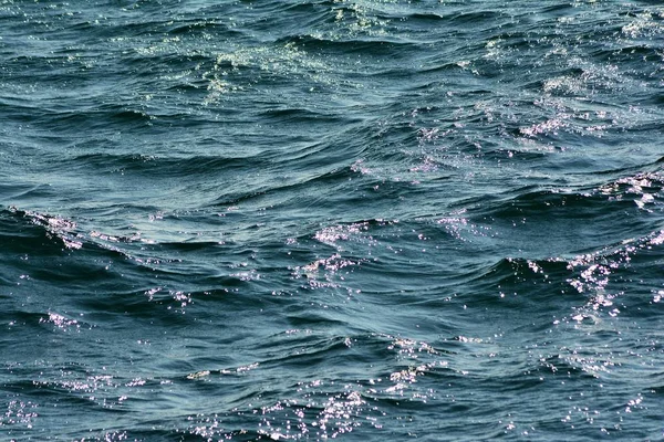 低波で波打つ澄んだ青い海水面の抽象的な質感は 豊かなアクアカラーでクローズアップ背景を強調 — ストック写真