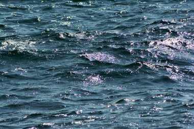 Düşük dalgalar ile dalgalanan berrak mavi okyanus su yüzeyinin soyut doku zengin su renkleri ile yakın arka plan vurgular