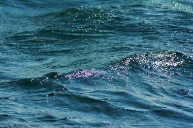 Düşük dalgalar ile dalgalanan berrak mavi okyanus su yüzeyinin soyut doku zengin su renkleri ile yakın arka plan vurgular