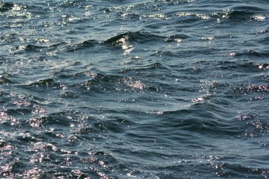 Düşük dalgalar ile dalgalanan berrak mavi okyanus su yüzeyinin soyut doku zengin su renkleri ile yakın arka plan vurgular