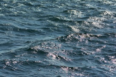 Düşük dalgalar ile dalgalanan berrak mavi okyanus su yüzeyinin soyut doku zengin su renkleri ile yakın arka plan vurgular