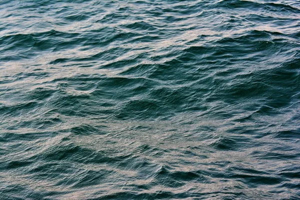 Abstrakcyjna Faktura Falującą Błękitną Powierzchnią Wody Oceanu Niskim Tle Fal — Zdjęcie stockowe