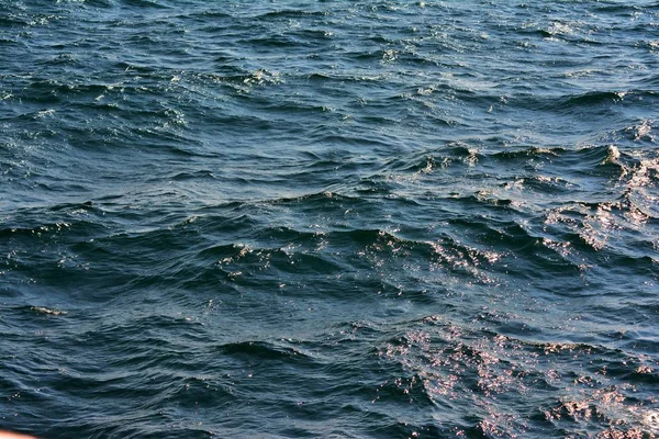 Abstracte Textuur Van Kabbelende Clear Blue Ocean Wateroppervlak Met Lage — Stockfoto