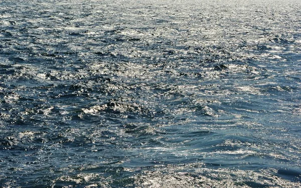 抽象纹理的波纹清澈的蓝色海水表面与低波突出背景特写与丰富的水彩 — 图库照片