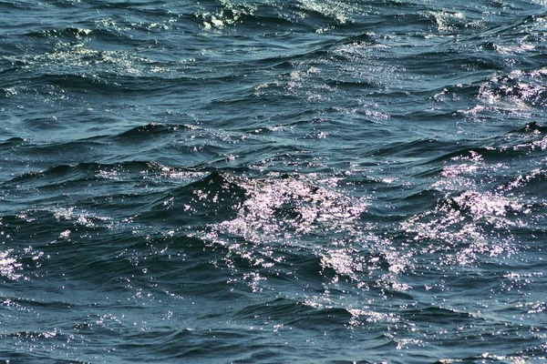 Absztrakt Textúrája Fodrozódó Tiszta Kék Óceán Víz Felszínén Alacsony Hullámok — Stock Fotó