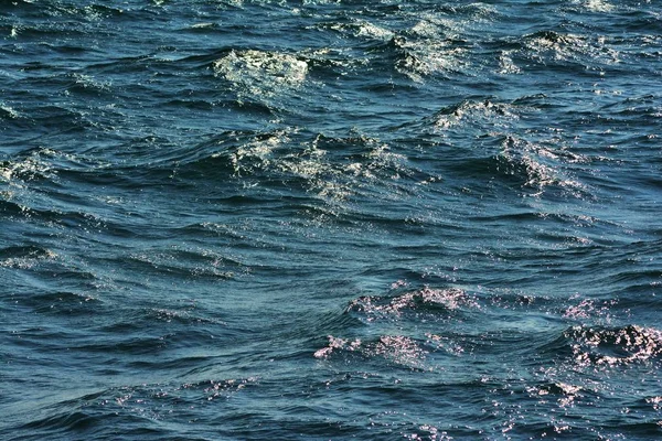 Абстрактна Текстура Стирання Прозоро Блакитної Поверхні Води Океану Низькими Хвилями — стокове фото