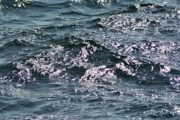 Düşük Dalgalar Ile Dalgalanan Berrak Mavi Okyanus Yüzeyinin Soyut Doku — Stok fotoğraf