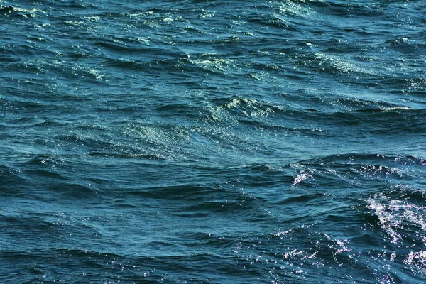 Abstraktní Textura Zvlněné Hladiny Modré Oceánské Vody Nízkými Vlnami Zvýrazní — Stock fotografie
