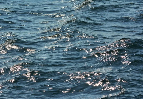 低波で波打つ澄んだ青い海水面の抽象的な質感は 豊かなアクアカラーでクローズアップ背景を強調 — ストック写真