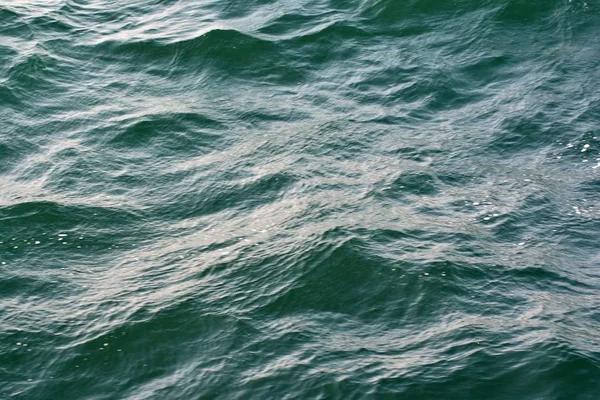 Abstracte Textuur Van Kabbelende Clear Dark Blue Ocean Wateroppervlak Met — Stockfoto