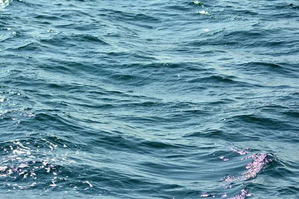 Abstrakte Textur Der Plätschernden Blauen Meeresoberfläche Mit Niedrigen Wellen Highlights — Stockfoto