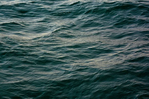 Abstracte Textuur Van Kabbelende Clear Dark Blue Ocean Wateroppervlak Met — Stockfoto