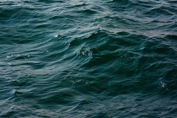 Abstrakt Konsistens Porlande Klarblå Hav Vattenytan Med Låga Vågor Belyser — Stockfoto