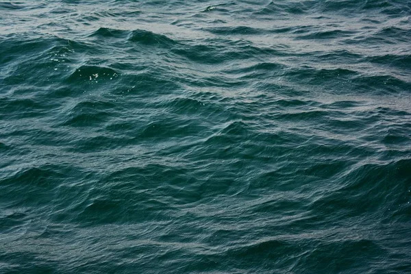 Textura Abstrata Ondulação Clara Superfície Água Oceano Azul Escuro Com — Fotografia de Stock
