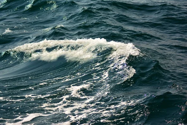 抽象纹理的波纹清澈的蓝色海水表面与低波亮点和海泡沫背景接近与丰富的水彩 — 图库照片
