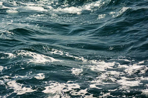 Abstrakcyjna Faktura Falującą Przezroczystą Niebieską Powierzchnią Wody Oceanu Niskim Fal — Zdjęcie stockowe