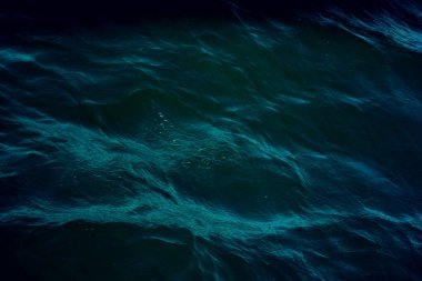 Zengin su renkleri ile düşük dalgalar arka plan ile dalgalanan berrak koyu mavi okyanus su yüzeyinin soyut doku