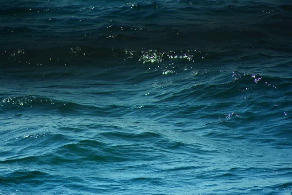 Abstrakte Textur Der Plätschernden Blauen Meeresoberfläche Mit Niedrigen Wellen Unterstreicht — Stockfoto