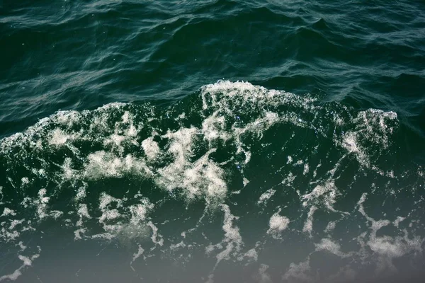 Abstraktní Textura Zvlněné Hladiny Modrého Oceánu Nízkými Vlnami Mořskou Pěnou — Stock fotografie