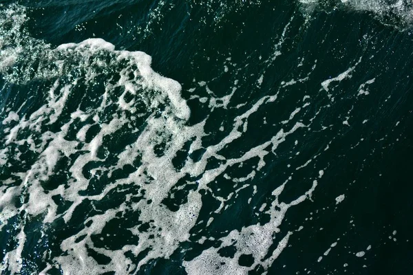 抽象纹理波涛汹涌的清澈蓝色海洋暗水面 低波和海泡背景 与浓郁的水彩相贴 — 图库照片