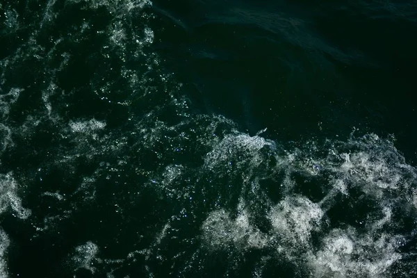 抽象纹理波涛汹涌的清澈蓝色海洋暗水面 低波和海泡背景 与浓郁的水彩相贴 — 图库照片