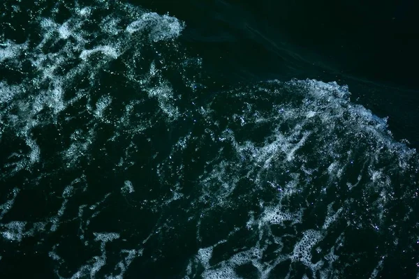 抽象纹理波涛汹涌的清澈蓝色海洋暗水面 低波和海泡背景 与浓郁的水彩相贴 — 图库照片