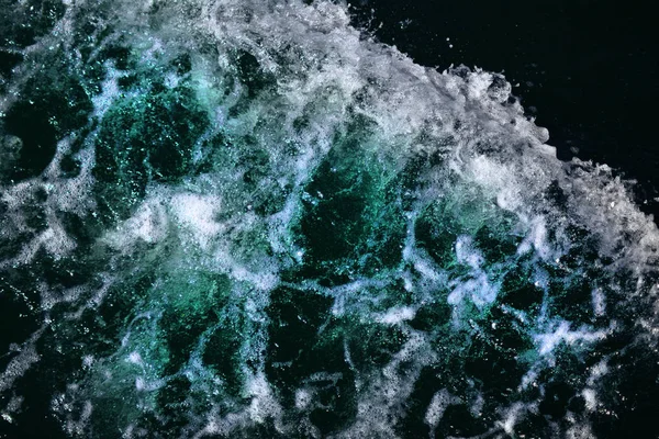 抽象纹理波涛汹涌的清澈蓝色海洋暗水面 低波和海泡背景 与浓郁的水彩相贴 — 图库照片