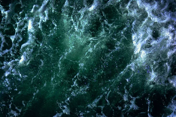 低波と海泡の背景が豊かなアクアカラーでクローズアップ透明な青い海の暗い水面を波打つ抽象的なテクスチャ — ストック写真