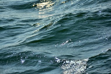 Düşük dalgalar ile parlak dalgalanan berrak mavi okyanus su yüzeyinin soyut doku zengin su renkleri ile yakın arka plan vurgular