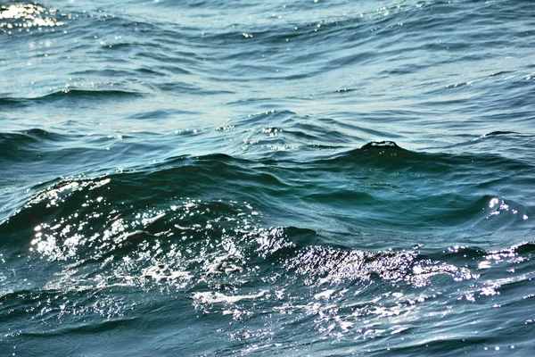 Abstrakte Textur Aus Glänzend Plätschernder Blauer Meeresoberfläche Mit Niedrigen Wellen — Stockfoto