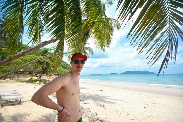 Portret Młodego Cute Fitness Człowiek Topless Czerwonym Kapelusza Okulary Przeciwsłoneczne — Zdjęcie stockowe
