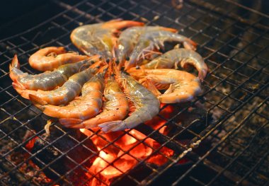 Izgara kömür büyük kaplan karides güzel sıcak kırmızı renklerde yakın bir daire içinde ortaya koydu