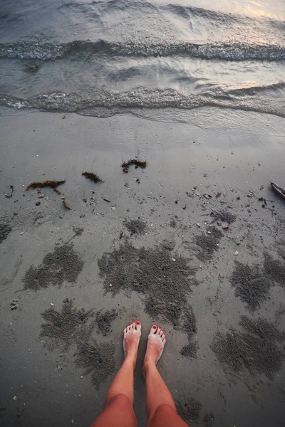 Сонячні Ноги Червоним Педикюром Стоять Піщаному Пляжі Біля Пульсуючих Хвиль Стокове Фото