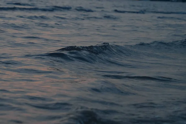 Ρομαντική Αφηρημένη Θέα Από Την Κυματιστή Θάλασσα Μικρά Κύματα Κοντά — Φωτογραφία Αρχείου