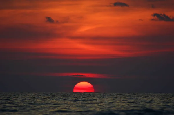 Vista Del Paisaje Rojo Muy Brillante Oscuro Del Sol Poniente — Foto de Stock