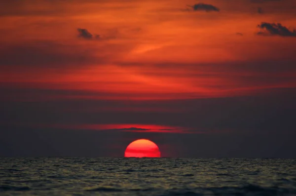 Zeer Helder Donkerrood Landschap Uitzicht Ondergaande Zon Aan Kabbelende Zee Stockfoto